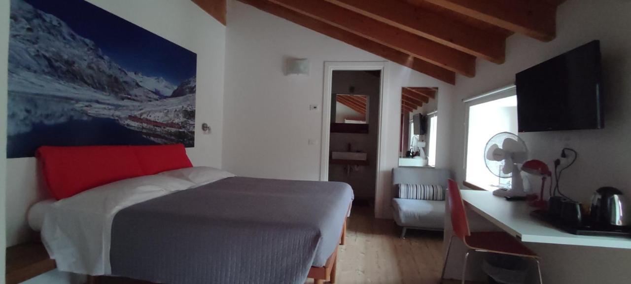 Le Stanze Del Trenino Rosso Bed & Breakfast Тирано Екстериор снимка