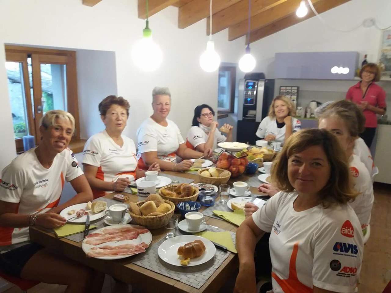 Le Stanze Del Trenino Rosso Bed & Breakfast Тирано Екстериор снимка